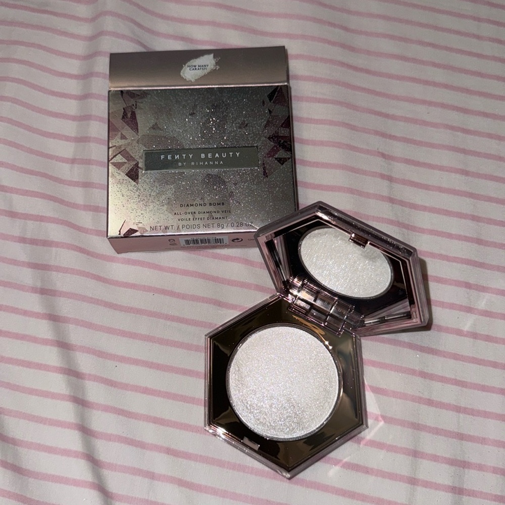 Fenty Beauty by Rihanna - Highlighter Diamond Bomb